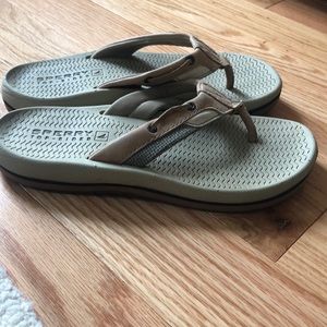 Sperrys barely worn flip flops